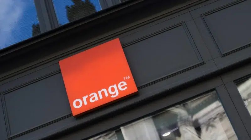 Fachada da loja Orange em Paris, França, com logotipo visível da operadora.