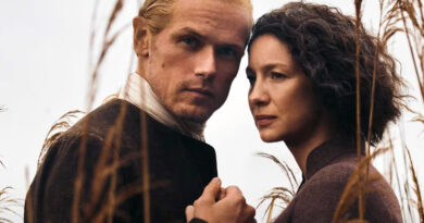 Imagem promocional com personagens de Outlander temporada 7, Netflix e logotipo da série