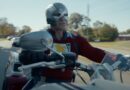 Imagem de Peacemaker temporada 2 - o anti-herói em universo alternativo, John Cena em destaque, trailer oficial HBO Max