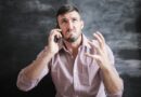 Consumidor frustrado em ligação para atendimento ao cliente, ilustrando a queda na qualidade do serviço