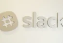 Logo do Slack sobre fundo escuro, representando inovação em 2025 com IA.