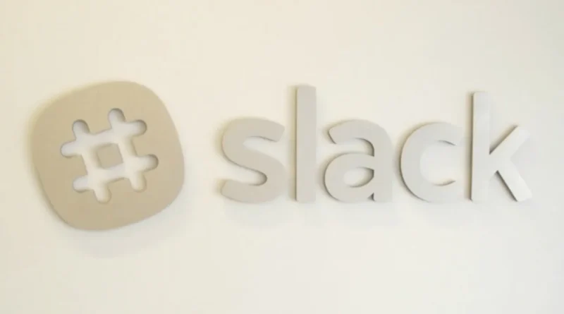 Logo do Slack sobre fundo escuro, representando inovação em 2025 com IA.