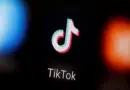 Logo do TikTok exibido em smartphone ilustra o acordo do TikTok nos EUA