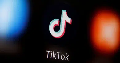 Logo do TikTok exibido em smartphone ilustra o acordo do TikTok nos EUA