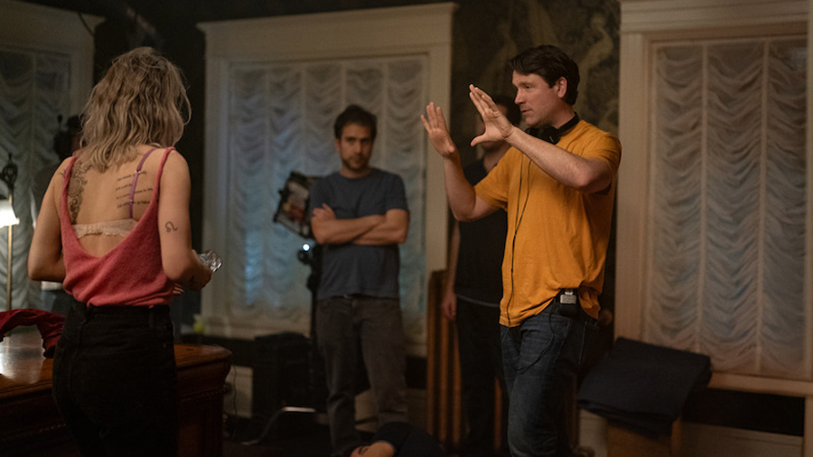 Vanessa Kirby ao lado do diretor Benjamin Caron no set de Night Always Comes