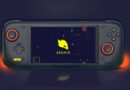 Console Zeenix Pro, portátil da TecToy, exibido em ambiente de demonstração, destacando visual moderno e controles ergonômicos