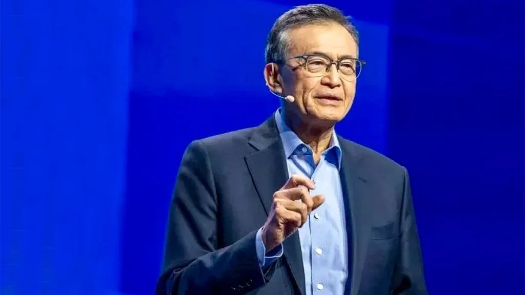 Governo dos EUA compra 9,9% da Intel e impacta setor de chips 5 Lip-Bu Tan, CEO da Intel, reunido com o presidente Trump na Casa Branca