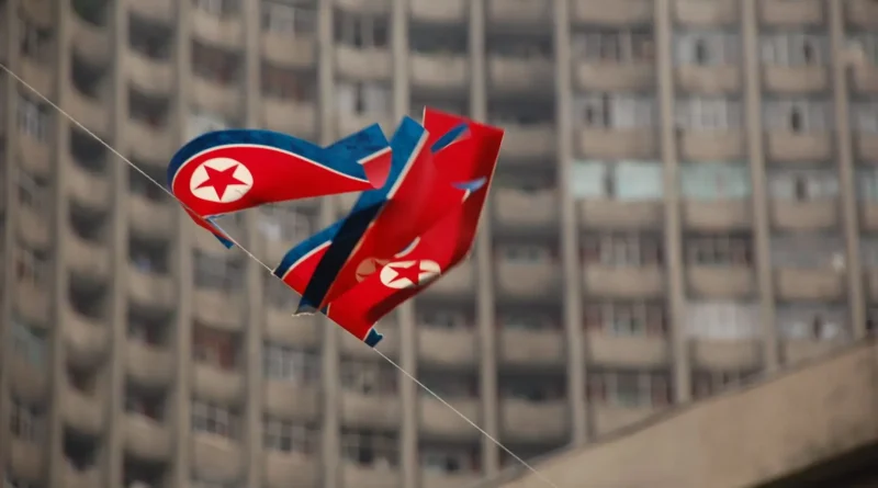 EUA sancionam rede de TI da Coreia do Norte; bandeira em Pyongyang simboliza tensão diplomática e sanções cibernéticas