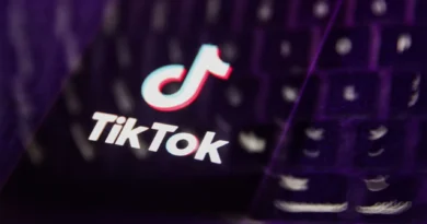 Teclado de laptop e logo do TikTok: novidades nas mensagens diretas com notas de voz e envio de imagens e vídeos