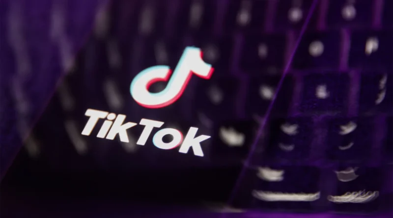 Logo TikTok e teclado de notebook; novas diretrizes, regras para transmissões ao vivo, conteúdo IA e marketplace; atualização Setembro 2025