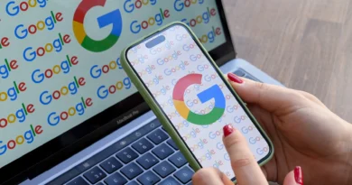 Mulher olha para celular exibindo o logo do Google, com logo do Google em monitor ao fundo; lançamento do Fontes Preferidas em agosto de 2025 nos EUA e Índia.
