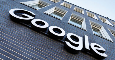 Google Finance lança atualização com IA e notícias em tempo real 12 Fachada do escritório do Google, destacando a marca e imagem corporativa da empresa, representando o alcance global do Google Finance no novo cenário tecnológico com IA