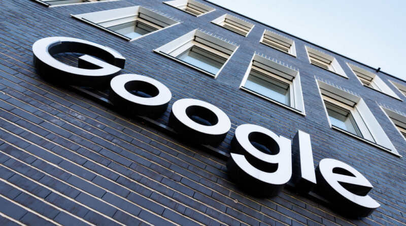 Fachada do escritório do Google, destacando a marca e imagem corporativa da empresa, representando o alcance global do Google Finance no novo cenário tecnológico com IA