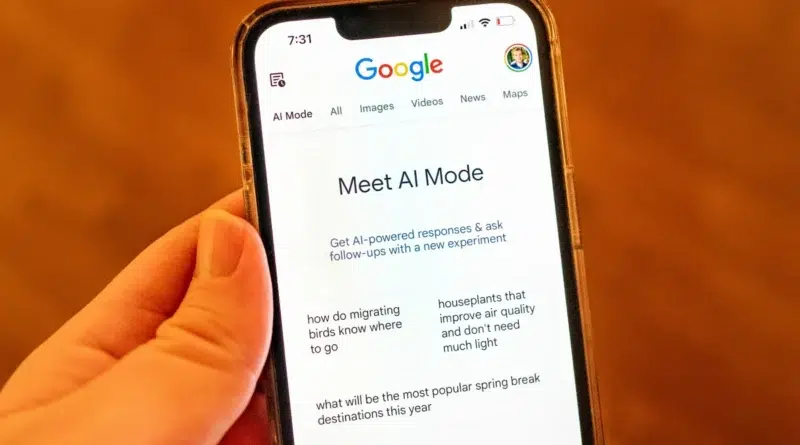 Pessoa usando o Google AI Mode no iPhone; recurso experimental do modo de IA do Google com respostas conversacionais na Busca