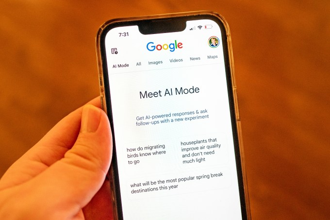 Google nega que IA na busca esteja reduzindo tráfego de sites 6 Pessoa utilizando modo IA do Google em smartphone. Crédito: Smith Collection/Gado/Getty Images