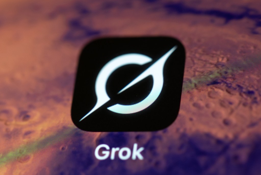 Elon Musk anuncia anúncios nas respostas do Grok, IA da X 3 Aplicativo Grok exibido em smartphone; lançamento dos anúncios nas respostas do Grok
