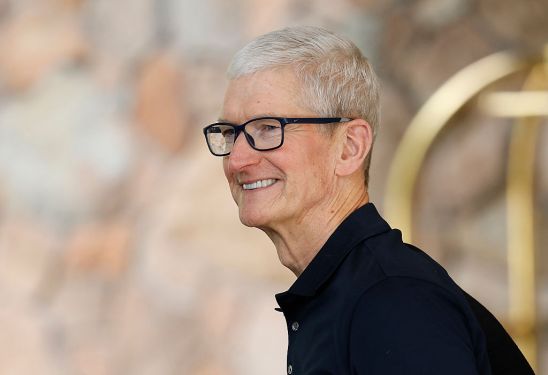 Novo Siri da Apple permitirá operar apps só por voz 3 Tim Cook chega ao evento Sun Valley Conference – CEO da Apple supervisiona nova era da Siri.