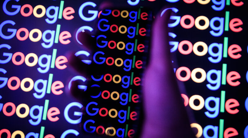 Hacker diante de tela de computador, ilustrando o ataque ao Salesforce do Google em 2025, vazamento de dados e riscos à segurança digital.