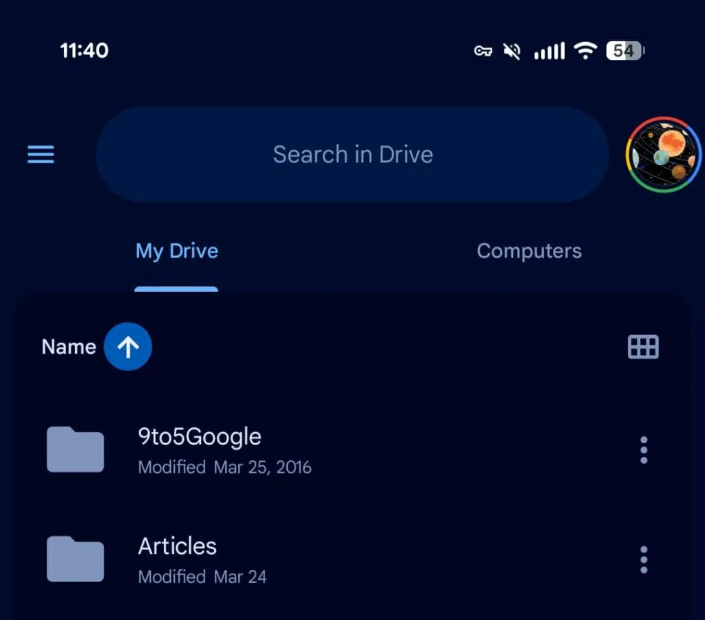 Google Drive recebe redesign Material 3 Expressive no Android 6 Visualização de arquivos do Google Drive com novo container escurecido e lista contínua, facilitando o destaque dos documentos.