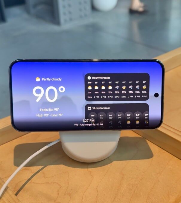Google PixelSnap: ‘MagSafe’ chega ao Pixel 10 9 Base de carregamento PixelSnap com Pixel 10 em exibição de widgets de casa inteligente