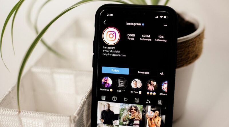 Instabilidade no Instagram causa reclamações; imagem ilustrativa mostra smartphone e feed do app, Collabstr/Unsplash