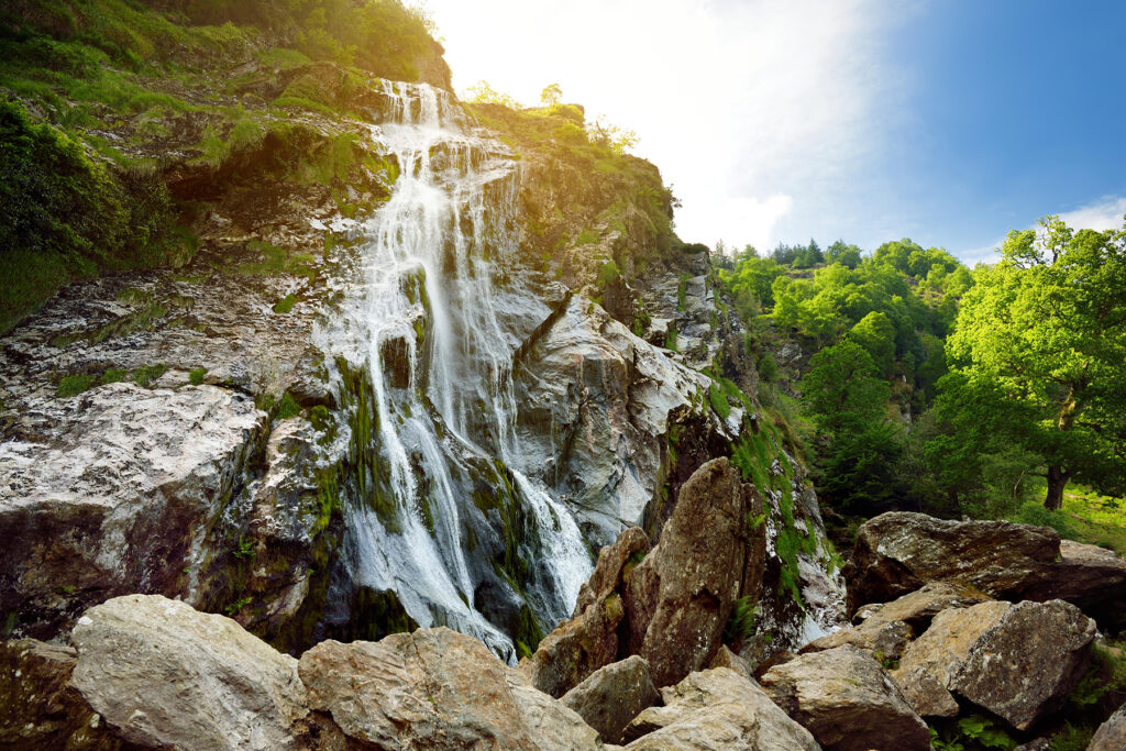 Wandinha: Temporada 2 e as incríveis locações na Irlanda 10 Powerscourt Waterfall, famosa cachoeira da Irlanda, cenário de cenas emblemáticas de Wandinha Temporada 2
