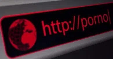 Close-up do navegador da Web - Placa de pornografia vermelha na barra de endereços - Profundidade de campo rasa