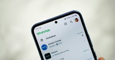 celular com conversas de whatsapp