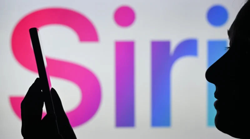 Mulher segura smartphone na frente do logo da Siri em uma tela – Novo Siri da Apple para controle por voz.