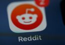 Ícone do Reddit no celular, simbolizando a aposta da empresa em sua busca nativa para atrair usuários em meio à concorrência com a IA do Google.