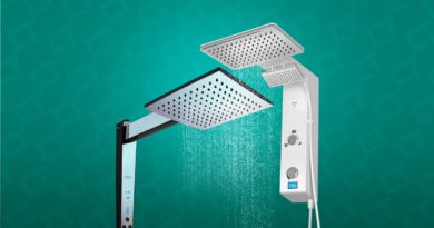 Chuveiro híbrido digital instalado em banheiro moderno, com visor digital para controle de temperatura e funções, tendência em economia de energia em 2025