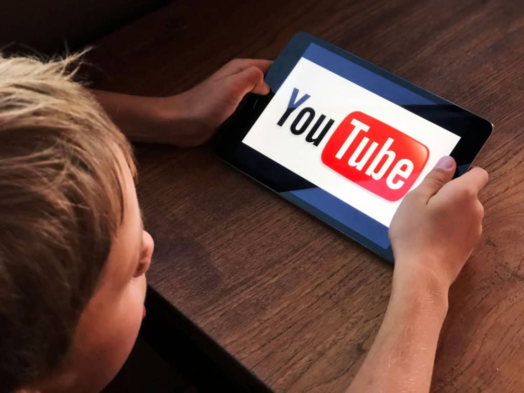 YouTube usa IA para combater adultização de crianças 5 Nem todo conteúdo disponível no YouTube é adequado para crianças. YouTube reforça mecanismos de verificação de idade e proteção.