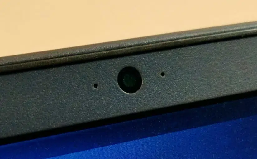 Problemas comuns de notebooks: Exemplo de webcam embutida e externa, comparando a qualidade e nitidez da imagem.