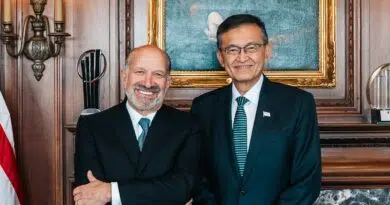 Governo dos EUA compra quase 10% da Intel: Howard Lutnick, Secretário do Comércio dos EUA, e Lip-Bu Tan, CEO da Intel, celebram o acordo que tornou o governo americano dono de quase 10% da Intel