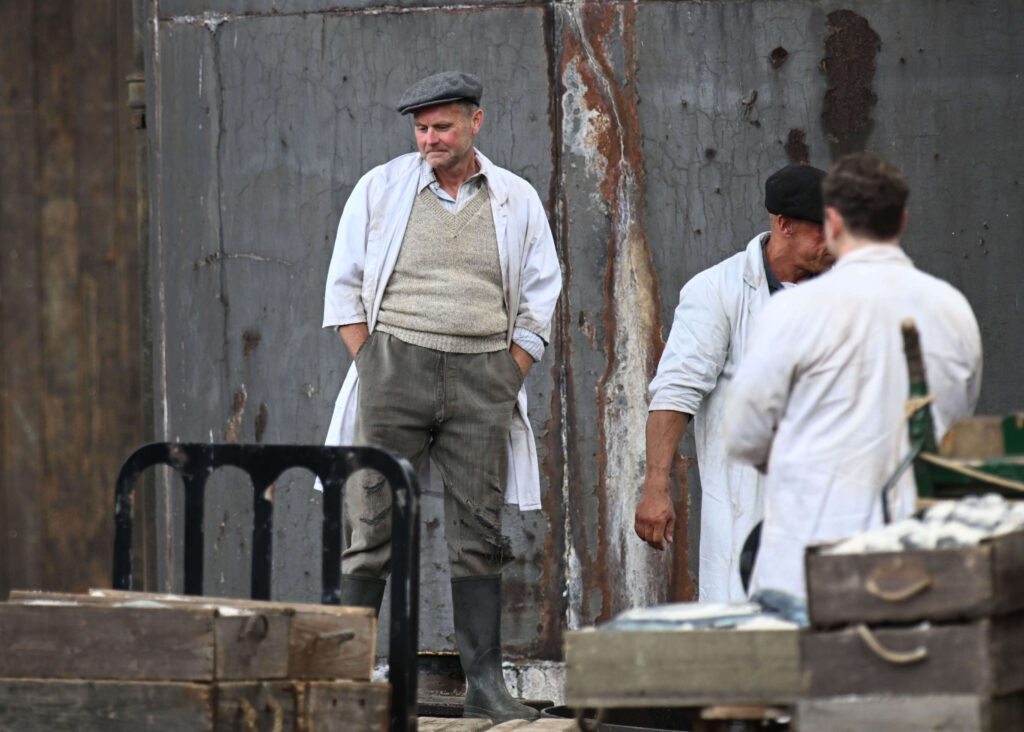 Narnia: O Sobrinho do Mago muda filmagens para Manchester 6 Equipe de Narnia: O Sobrinho do Mago grava cena de rua ambientada nos anos 1950 em Manchester