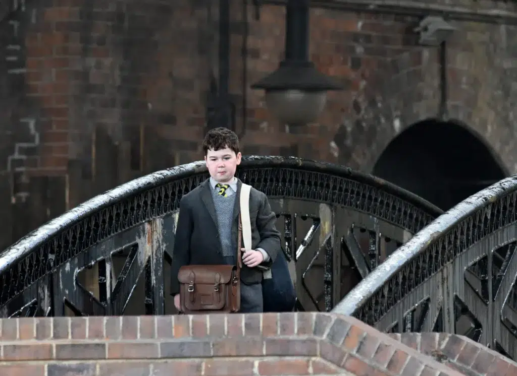 David McKenna como Digory Kirke durante filmagens de Narnia: O Sobrinho do Mago em Manchester