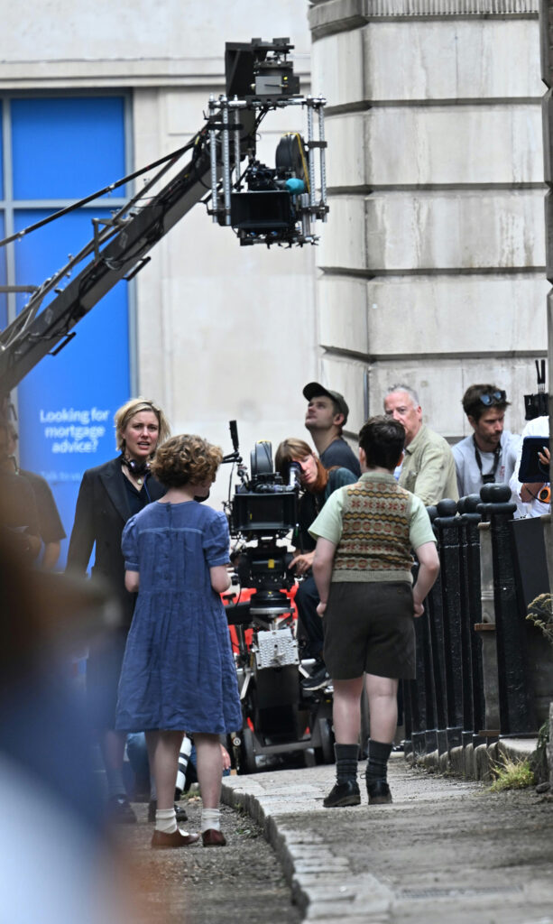 Nárnia Netflix: Elenco Jovem Revelado e Filmagens em Londres 11 Equipe de filmagem e atores preparando cena externa de Nárnia na Netflix, Reino Unido.