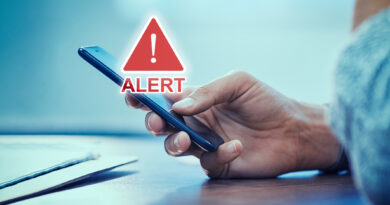 Anatel alerta: Mais de 1,5 milhão de TV boxes estão infectadas 12 Anatel alerta: Mão segurando controle remoto com estampa de caveira sobreposta. Situação de risco representada ao usar TV boxes não homologadas no Brasil, foco em pirataria e infecção por malware Bad Box 2.0.