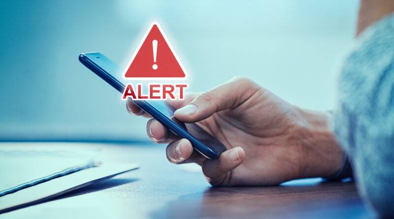 Anatel alerta: Mão segurando controle remoto com estampa de caveira sobreposta. Situação de risco representada ao usar TV boxes não homologadas no Brasil, foco em pirataria e infecção por malware Bad Box 2.0.