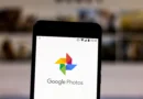celular com Google Fotos na tela, Google Fotos testa funcao deslizar para apagar fotos ou vídeos rapidamente no aplicativo, novidade em teste em 2025.