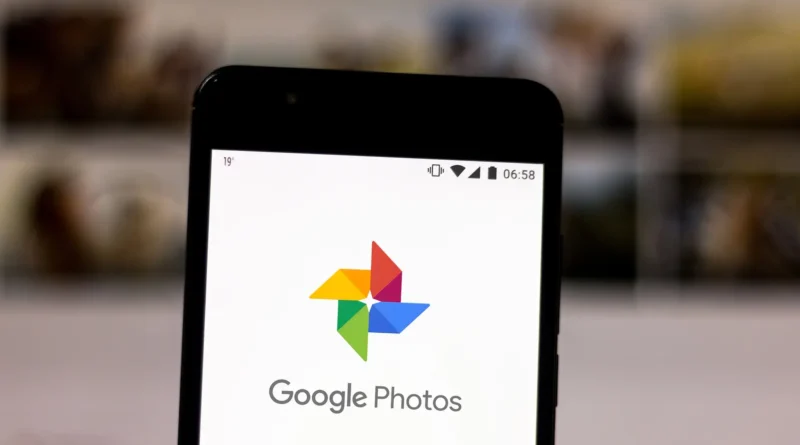 celular com Google Fotos na tela, Google Fotos testa funcao deslizar para apagar fotos ou vídeos rapidamente no aplicativo, novidade em teste em 2025.