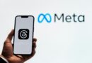 Mark Zuckerberg, fundador e CEO da Meta, fundo azul com logotipo da Meta ao centro; políticas de IA em debate e Meta autorizou IA com conversas sensuais com crianças