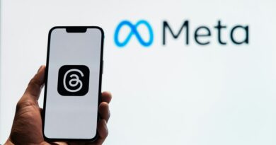 Mark Zuckerberg, fundador e CEO da Meta, fundo azul com logotipo da Meta ao centro; políticas de IA em debate e Meta autorizou IA com conversas sensuais com crianças