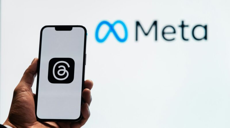 Mark Zuckerberg, fundador e CEO da Meta, fundo azul com logotipo da Meta ao centro; políticas de IA em debate e Meta autorizou IA com conversas sensuais com crianças