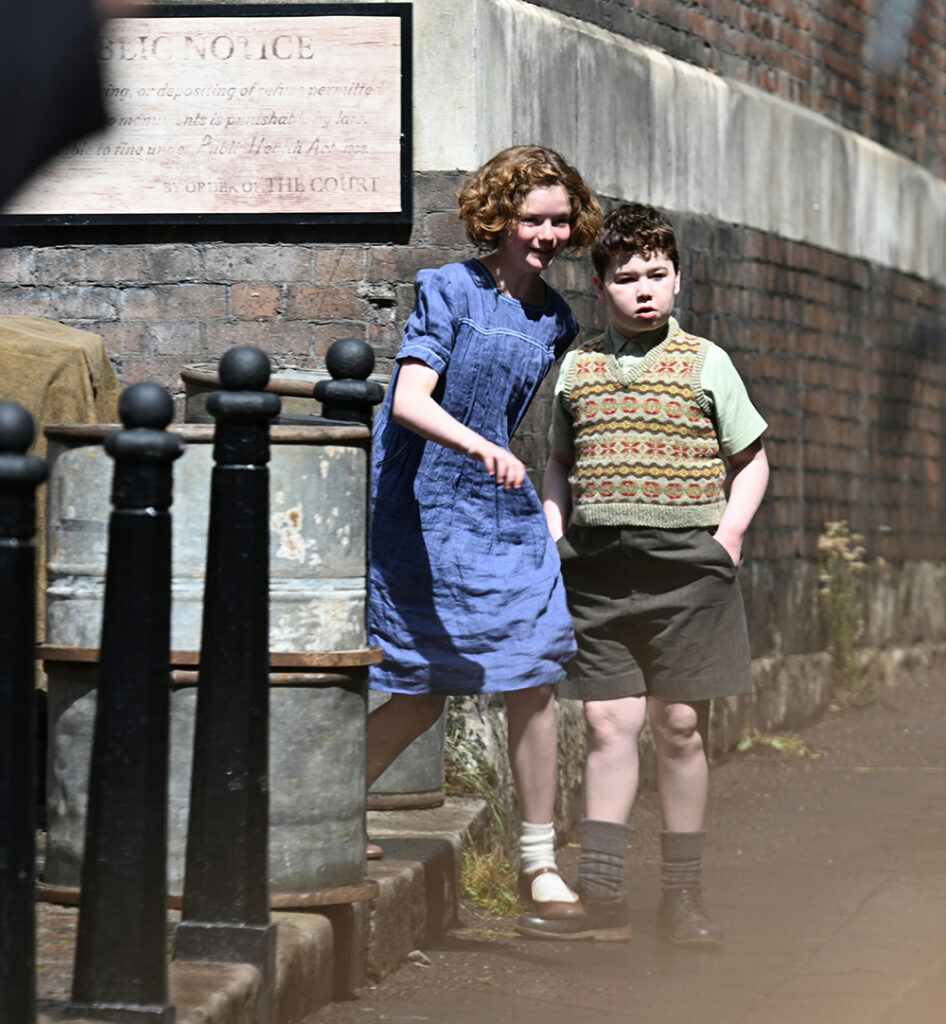 Nárnia Netflix: Elenco Jovem Revelado e Filmagens em Londres 8 Imagem de bastidores mostra David McKenna e Beatrice Campbell caracterizados para Nárnia.