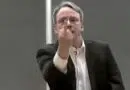 Linus Torvalds critica código Meta para Linux; imagem mostra o principal mantenedor do Linux em uma conferência, focado e visivelmente sério.