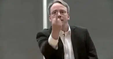 Linus Torvalds critica código Meta para Linux; imagem mostra o principal mantenedor do Linux em uma conferência, focado e visivelmente sério.