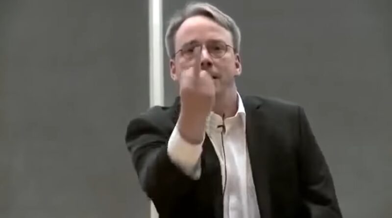 Linus Torvalds critica código Meta para Linux; imagem mostra o principal mantenedor do Linux em uma conferência, focado e visivelmente sério.