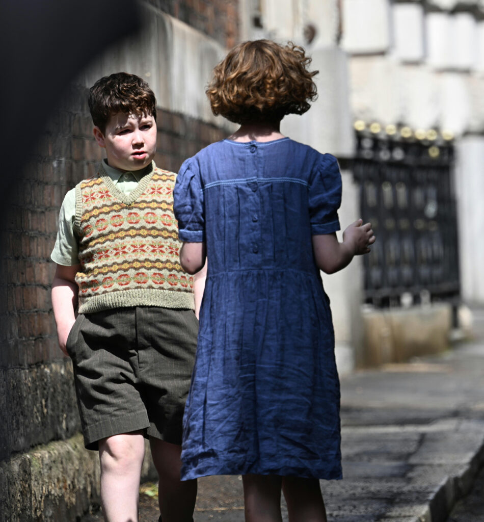 Nárnia Netflix: Elenco Jovem Revelado e Filmagens em Londres 9 Equipe e atores do novo filme de Nárnia em bastidor de gravação da Netflix.