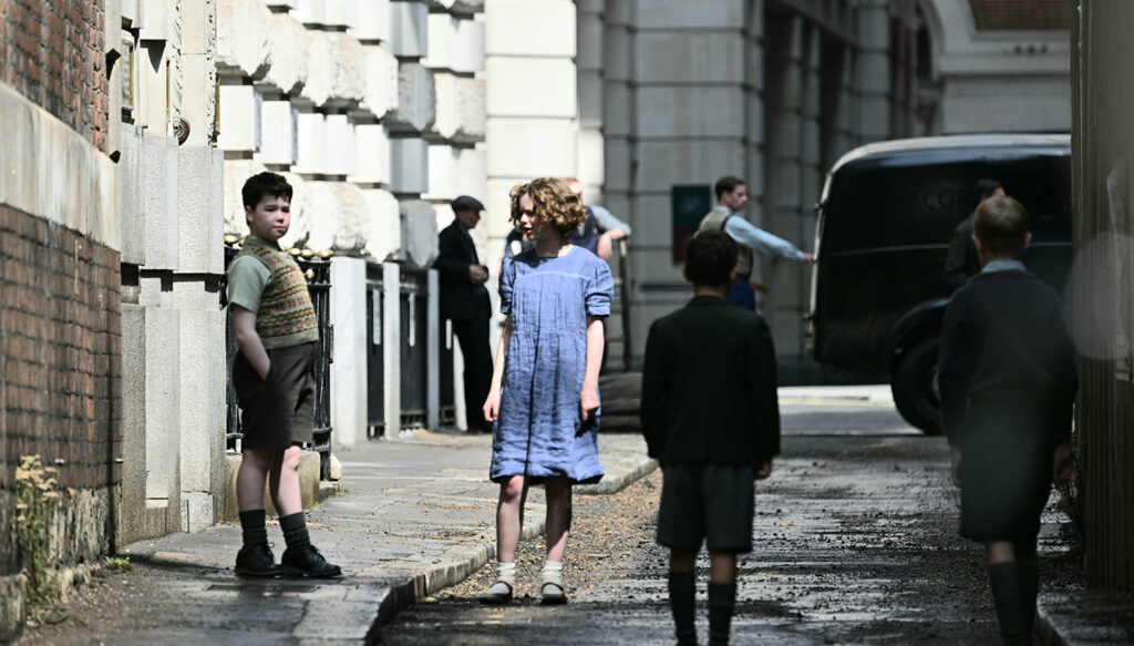 Nárnia Netflix: Elenco Jovem Revelado e Filmagens em Londres 10 Diretora Greta Gerwig e elenco jovem durante gravações de Nárnia na Netflix, agosto de 2025.